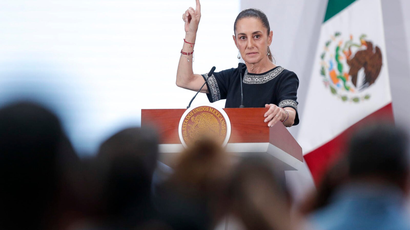 La presidenta Claudia Sheinbaum Pardo durante su conferencia de prensa desmintiendo publicaciones de medios internacionales.