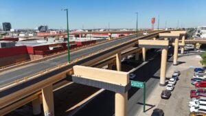 Tránsito vehicular en el puente ubicado en la intersección de los bulevares Solidaridad y Luis Encinas.