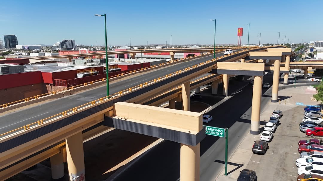 Tránsito vehicular en el puente ubicado en la intersección de los bulevares Solidaridad y Luis Encinas.