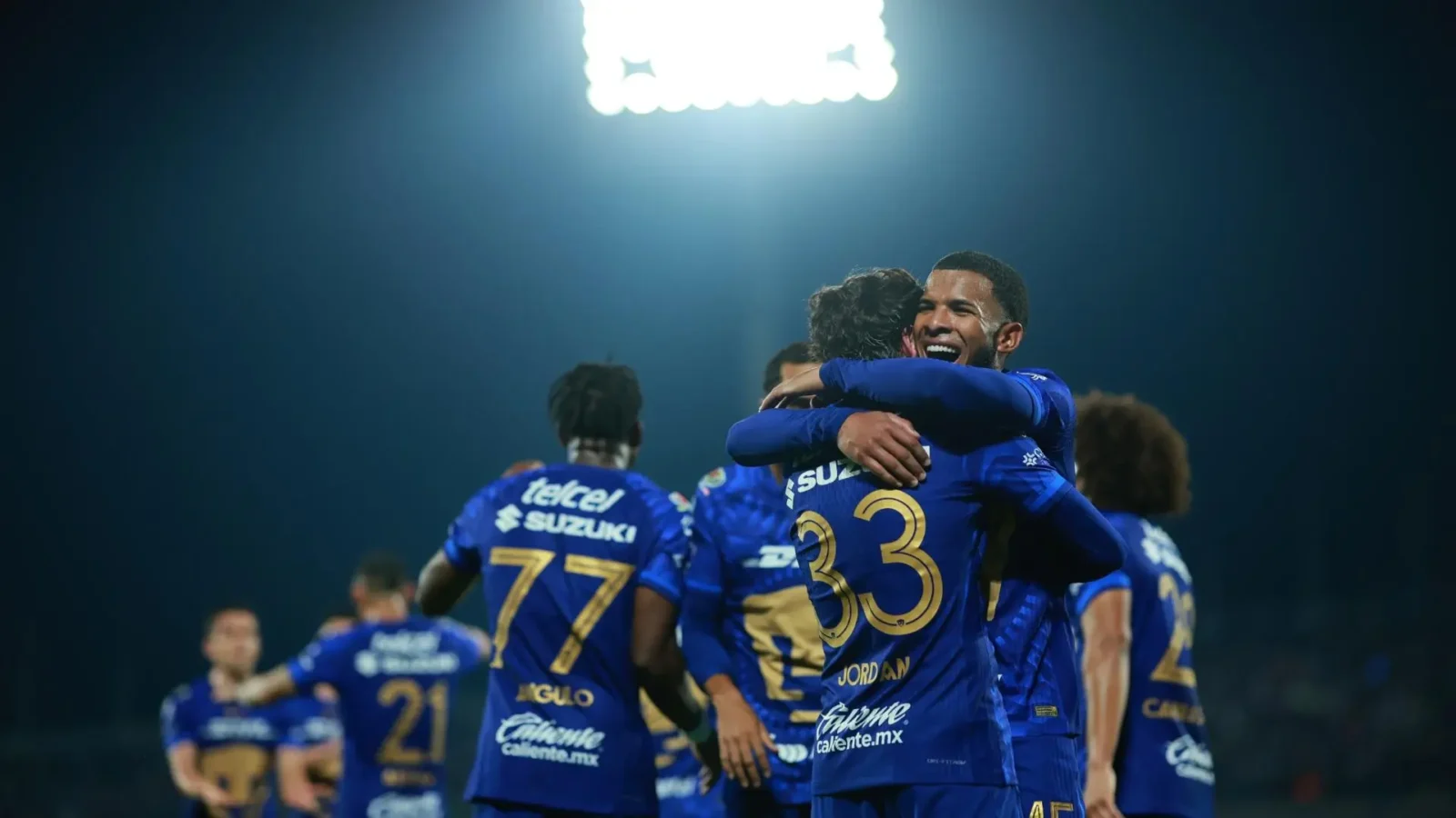 Festejo de los jugadores universitarios tras conseguir el pase a la final del Torneo Clausura 2026 en el Estadio Olímpico Universitario.