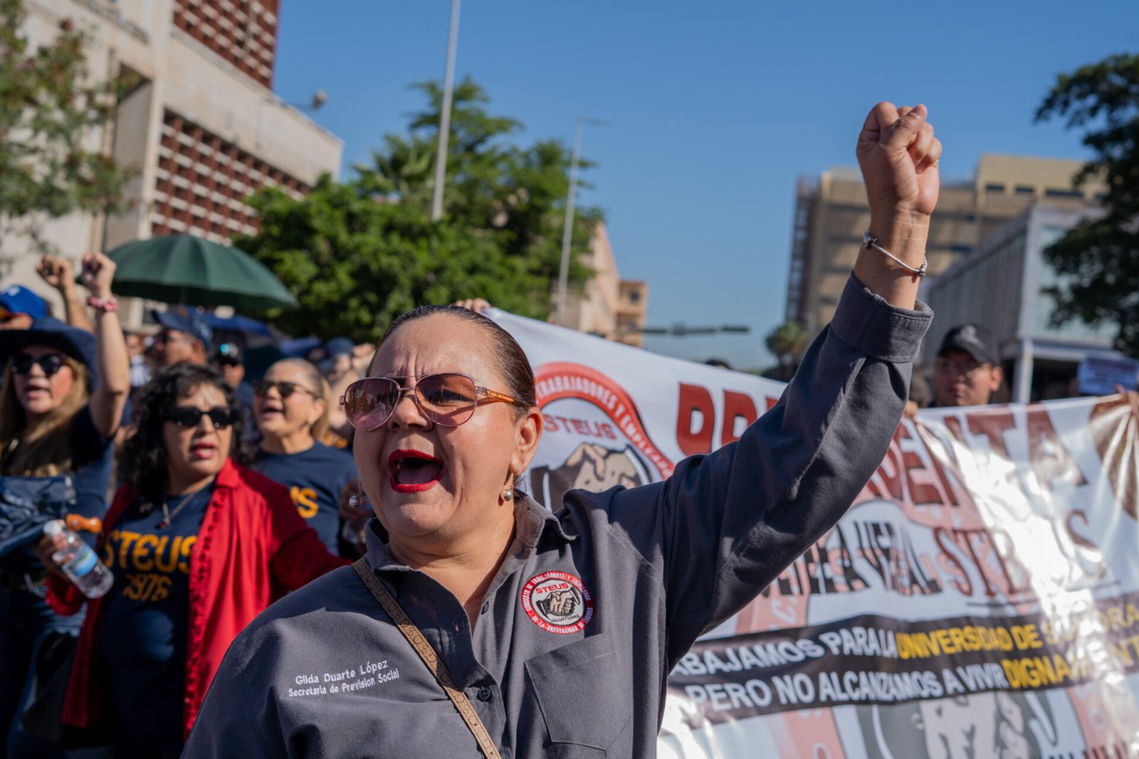 Contingente sosteniendo la lona principal con las 8 demandas laborales durante el desfile del Día del Trabajo en Hermosillo.