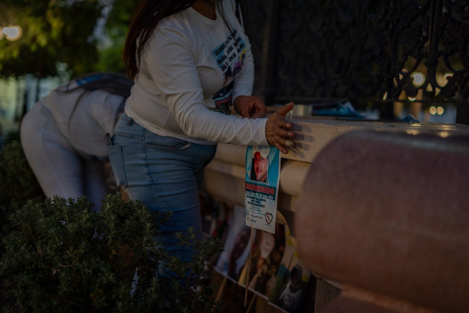 Integrantes del colectivo durante la vigilia de Buscadoras por la Paz Sonora con veladoras y fotografías de familiares desaparecidos, en la Plaza Zaragoza de Hermosillo, Sonora, el 9 de mayo de 2026. | Santiago Fontes / Soma Media