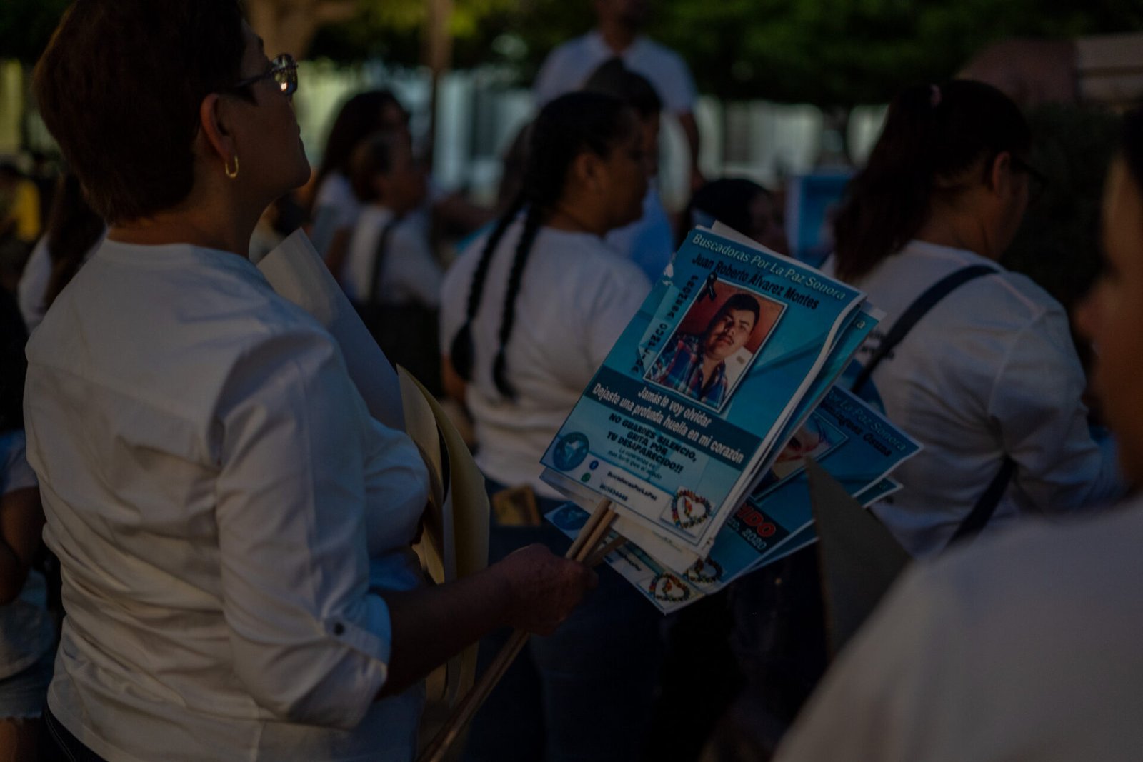Integrantes del colectivo durante la vigilia de Buscadoras por la Paz Sonora con veladoras y fotografías de familiares desaparecidos, en la Plaza Zaragoza de Hermosillo, Sonora, el 9 de mayo de 2026. | Santiago Fontes / Soma Media