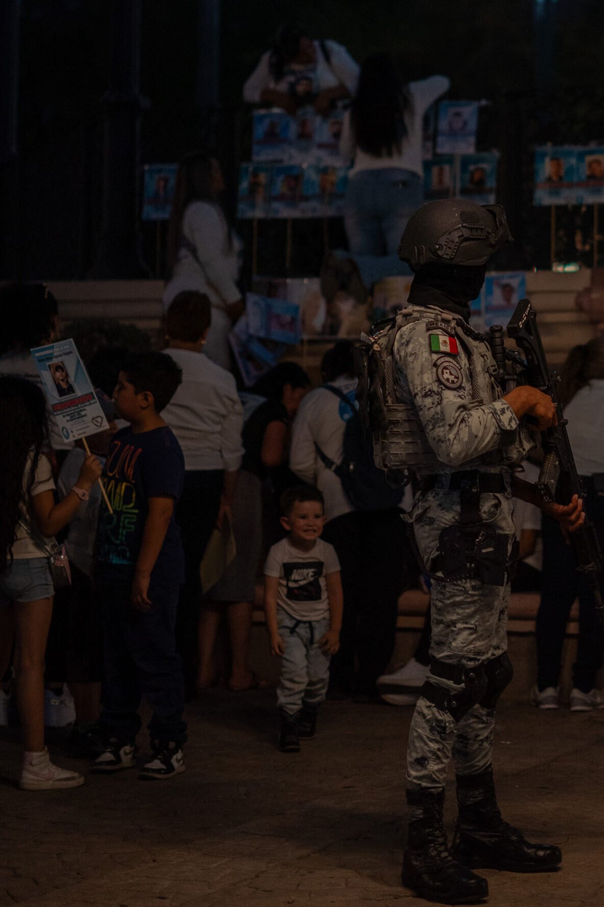 Integrantes del colectivo durante la vigilia de Buscadoras por la Paz Sonora con veladoras y fotografías de familiares desaparecidos, en la Plaza Zaragoza de Hermosillo, Sonora, el 9 de mayo de 2026. | Santiago Fontes / Soma Media