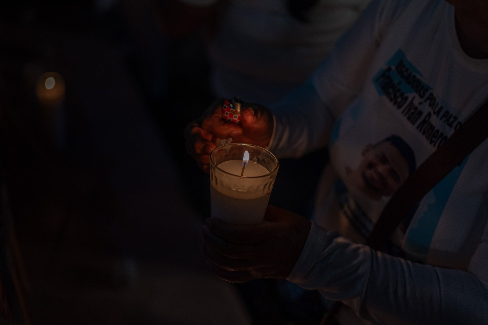 Integrantes del colectivo durante la vigilia de Buscadoras por la Paz Sonora con veladoras y fotografías de familiares desaparecidos, en la Plaza Zaragoza de Hermosillo, Sonora, el 9 de mayo de 2026. | Santiago Fontes / Soma Media