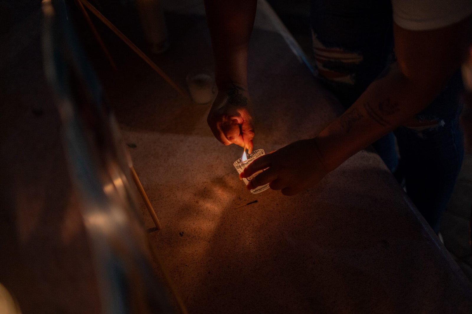 Integrantes del colectivo durante la vigilia de Buscadoras por la Paz Sonora con veladoras y fotografías de familiares desaparecidos, en la Plaza Zaragoza de Hermosillo, Sonora, el 9 de mayo de 2026. | Santiago Fontes / Soma Media