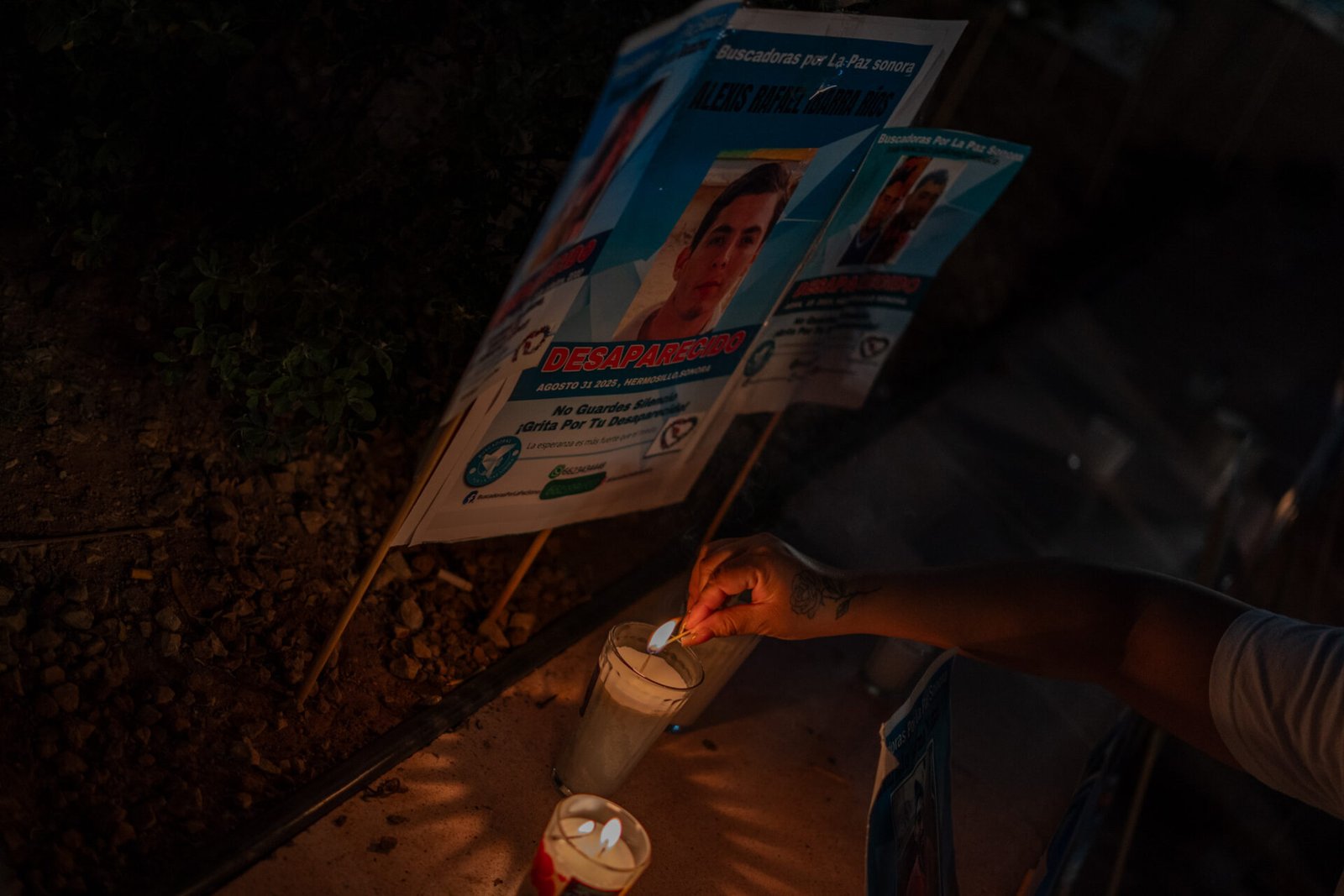 Integrantes del colectivo durante la vigilia de Buscadoras por la Paz Sonora con veladoras y fotografías de familiares desaparecidos, en la Plaza Zaragoza de Hermosillo, Sonora, el 9 de mayo de 2026. | Santiago Fontes / Soma Media