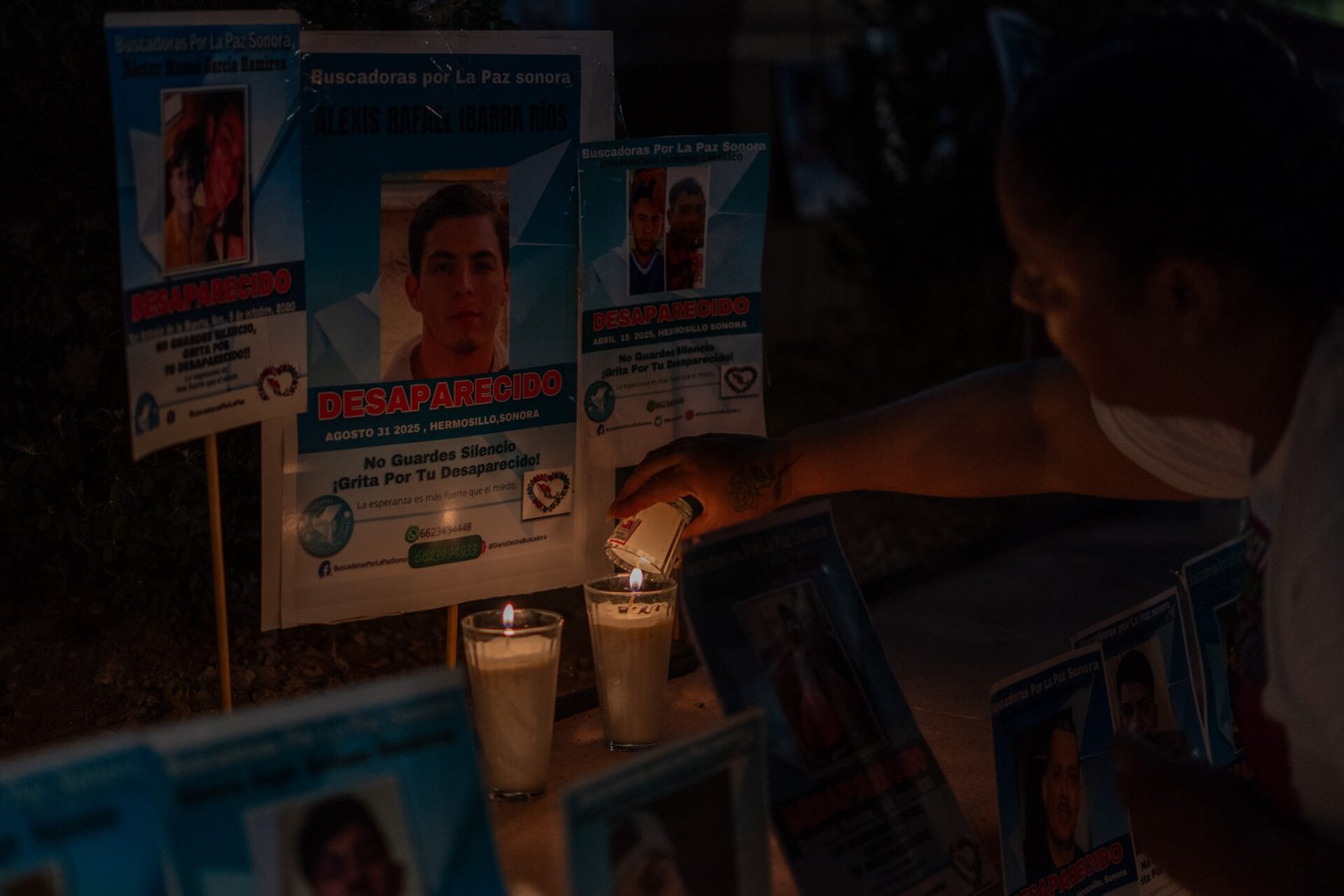 Integrantes del colectivo durante la vigilia de Buscadoras por la Paz Sonora con veladoras y fotografías de familiares desaparecidos, en la Plaza Zaragoza de Hermosillo, Sonora, el 9 de mayo de 2026. | Santiago Fontes / Soma Media