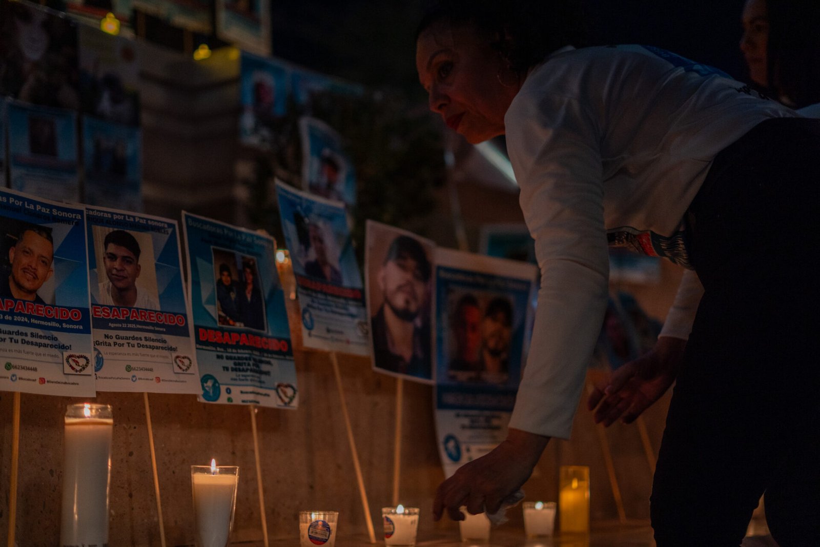 Integrantes del colectivo durante la vigilia de Buscadoras por la Paz Sonora con veladoras y fotografías de familiares desaparecidos, en la Plaza Zaragoza de Hermosillo, Sonora, el 9 de mayo de 2026. | Santiago Fontes / Soma Media