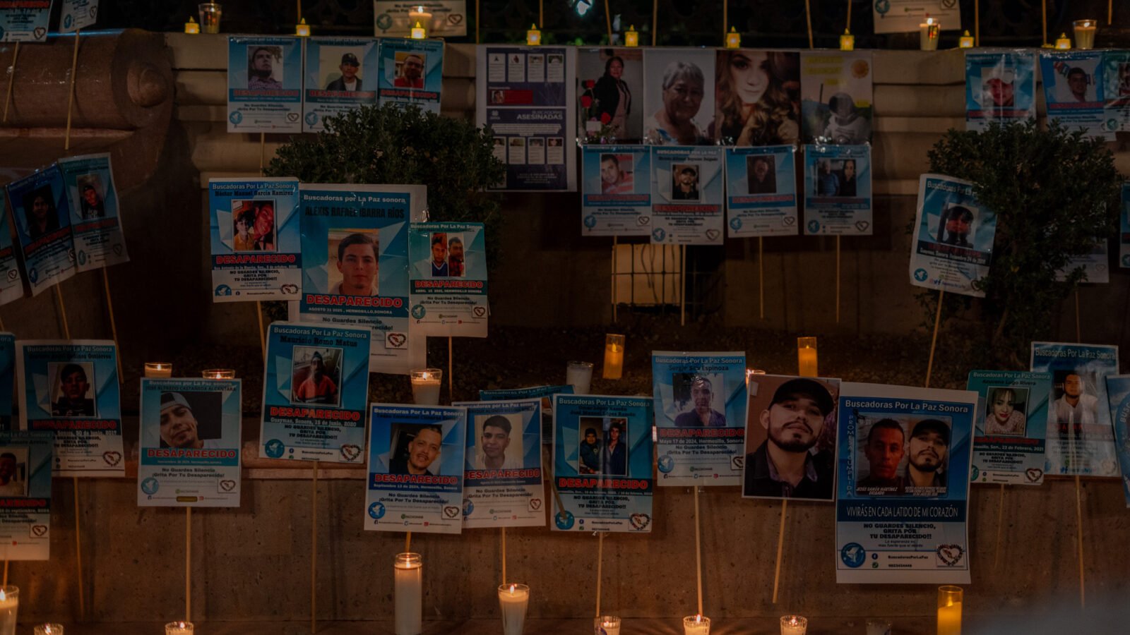 Integrantes del colectivo durante la vigilia de Buscadoras por la Paz Sonora con veladoras y fotografías de familiares desaparecidos, en la Plaza Zaragoza de Hermosillo, Sonora, el 9 de mayo de 2026. | Santiago Fontes / Soma Media