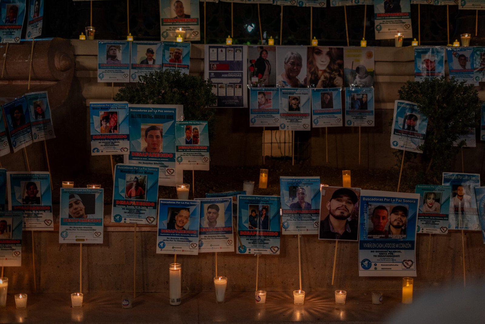 Integrantes del colectivo durante la vigilia de Buscadoras por la Paz Sonora con veladoras y fotografías de familiares desaparecidos, en la Plaza Zaragoza de Hermosillo, Sonora, el 9 de mayo de 2026. | Santiago Fontes / Soma Media