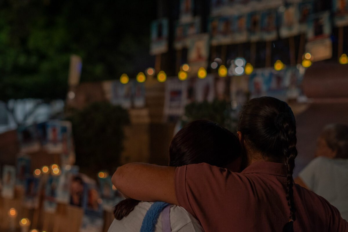 Integrantes del colectivo durante la vigilia de Buscadoras por la Paz Sonora con veladoras y fotografías de familiares desaparecidos, en la Plaza Zaragoza de Hermosillo, Sonora, el 9 de mayo de 2026.