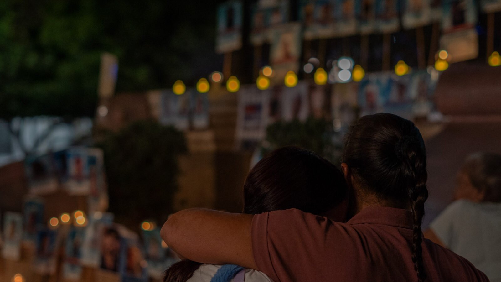 Integrantes del colectivo durante la vigilia de Buscadoras por la Paz Sonora con veladoras y fotografías de familiares desaparecidos, en la Plaza Zaragoza de Hermosillo, Sonora, el 9 de mayo de 2026.