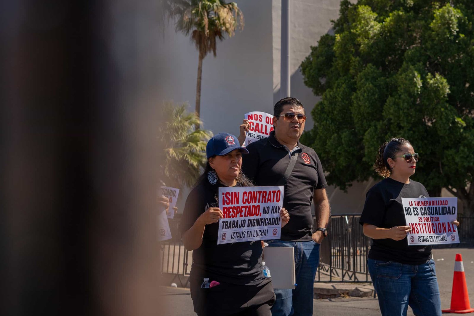 Docentes integrantes del STAUS durante su movilización por la calle Rosales en Hermosillo.
