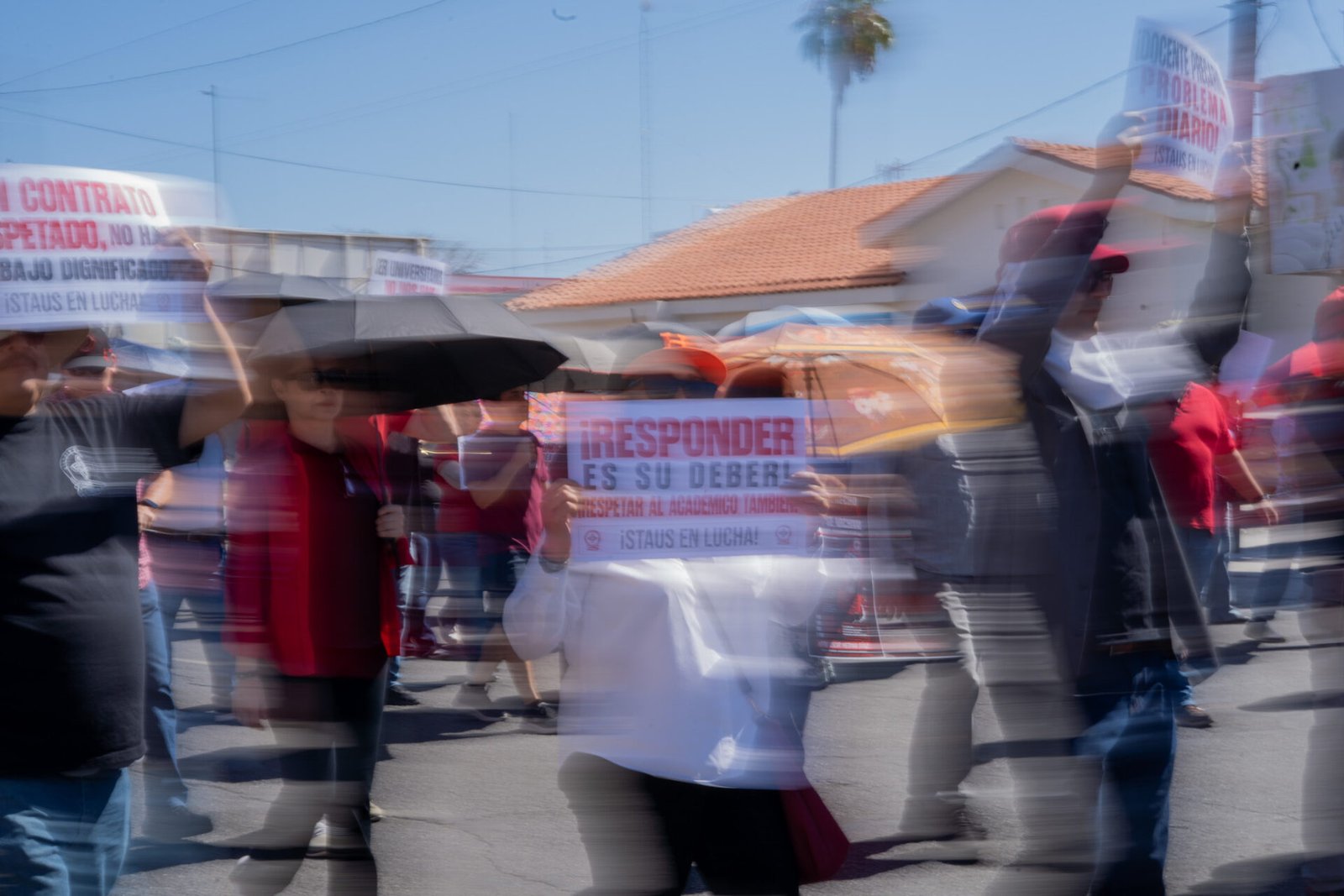 Docentes integrantes del STAUS durante su movilización por la calle Rosales en Hermosillo.