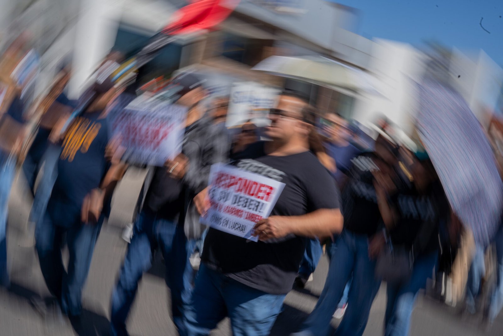 Docentes integrantes del STAUS durante su movilización por la calle Rosales en Hermosillo.