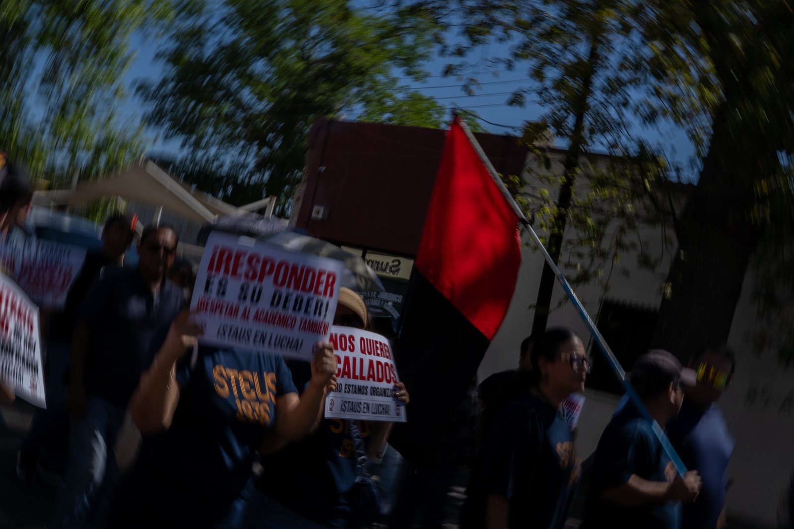 Docentes integrantes del STAUS durante su movilización por la calle Rosales en Hermosillo.