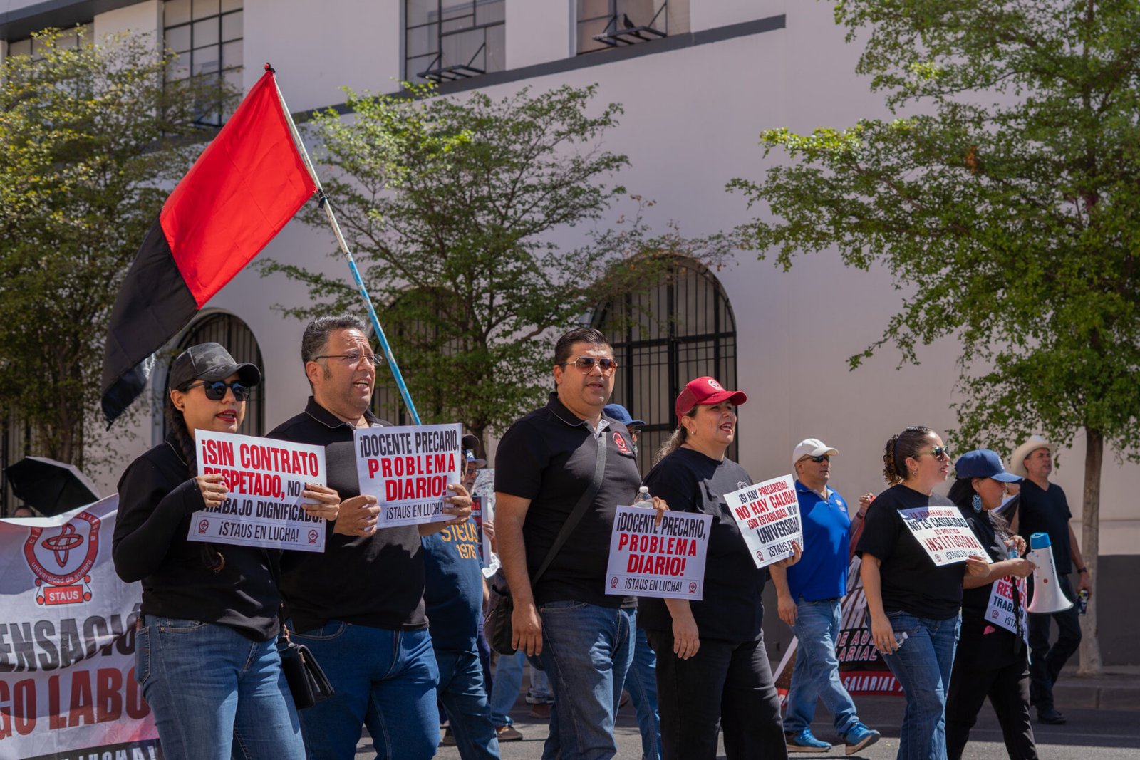 Docentes integrantes del STAUS durante su movilización por la calle Rosales en Hermosillo.