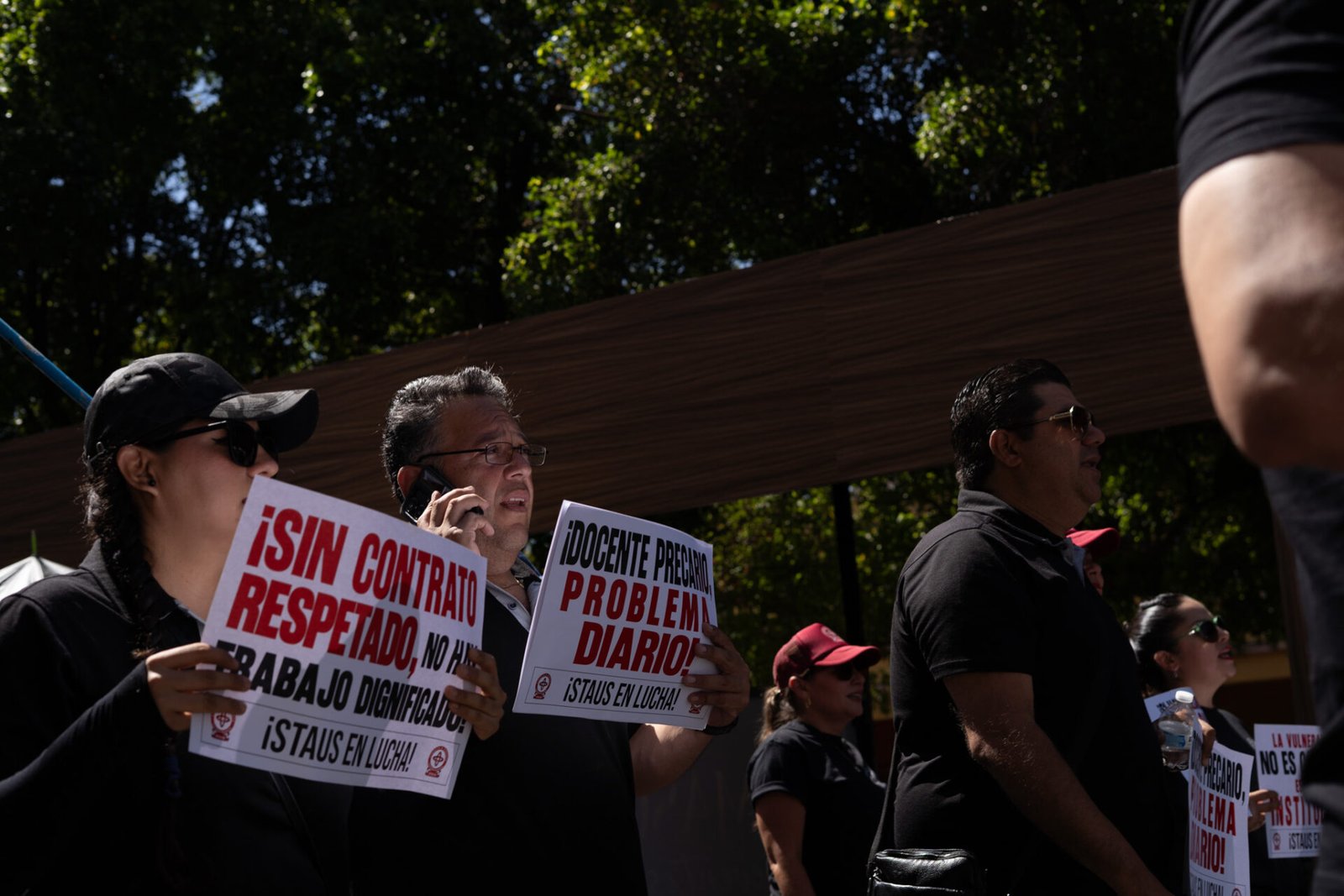 Docentes integrantes del STAUS durante su movilización por la calle Rosales en Hermosillo.