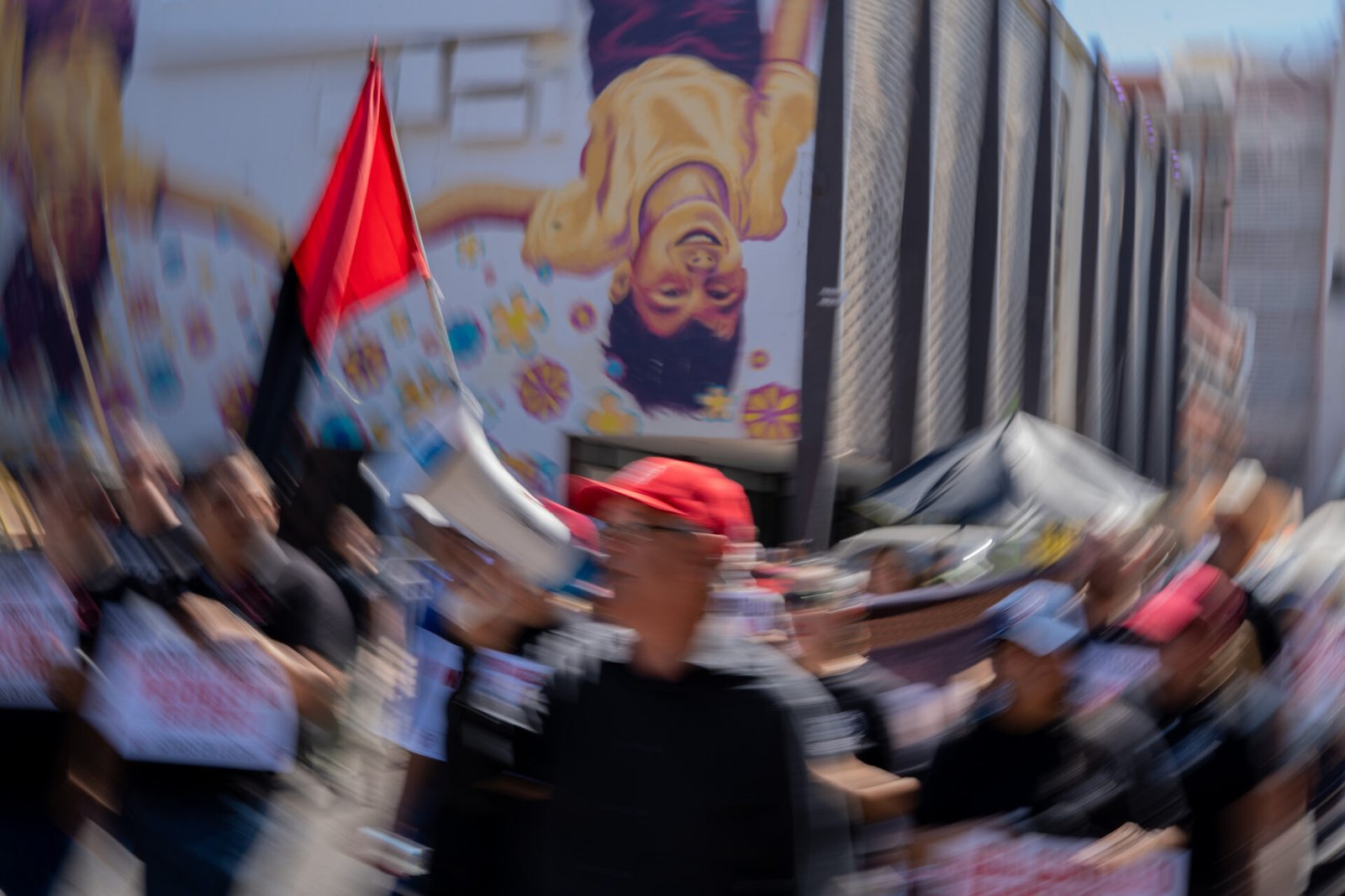Docentes integrantes del STAUS durante su movilización por la calle Rosales en Hermosillo.