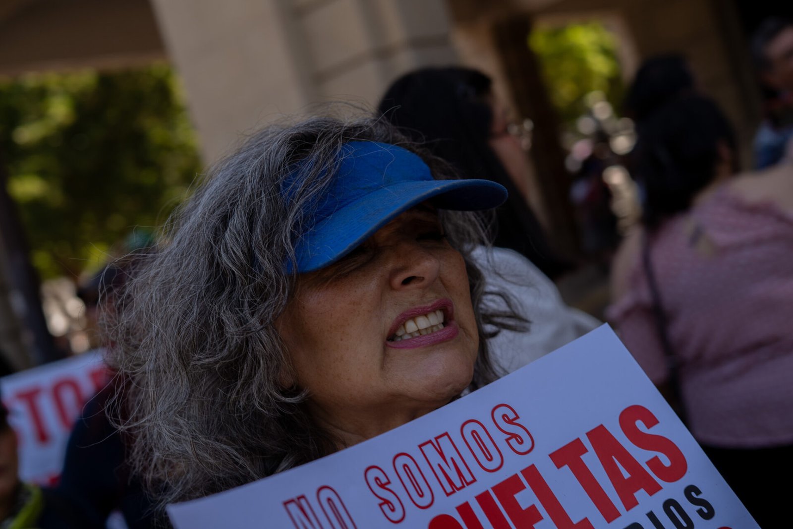 Docentes integrantes del STAUS durante su movilización por la calle Rosales en Hermosillo.