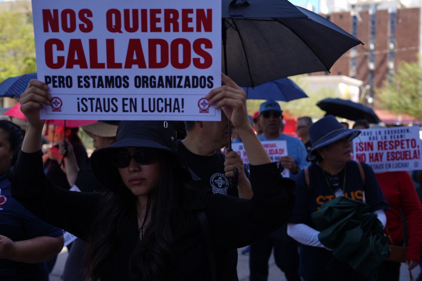 Docentes integrantes del STAUS durante su movilización por la calle Rosales en Hermosillo.
