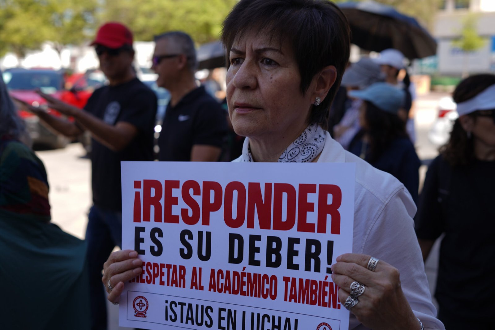 Docentes integrantes del STAUS durante su movilización por la calle Rosales en Hermosillo.
