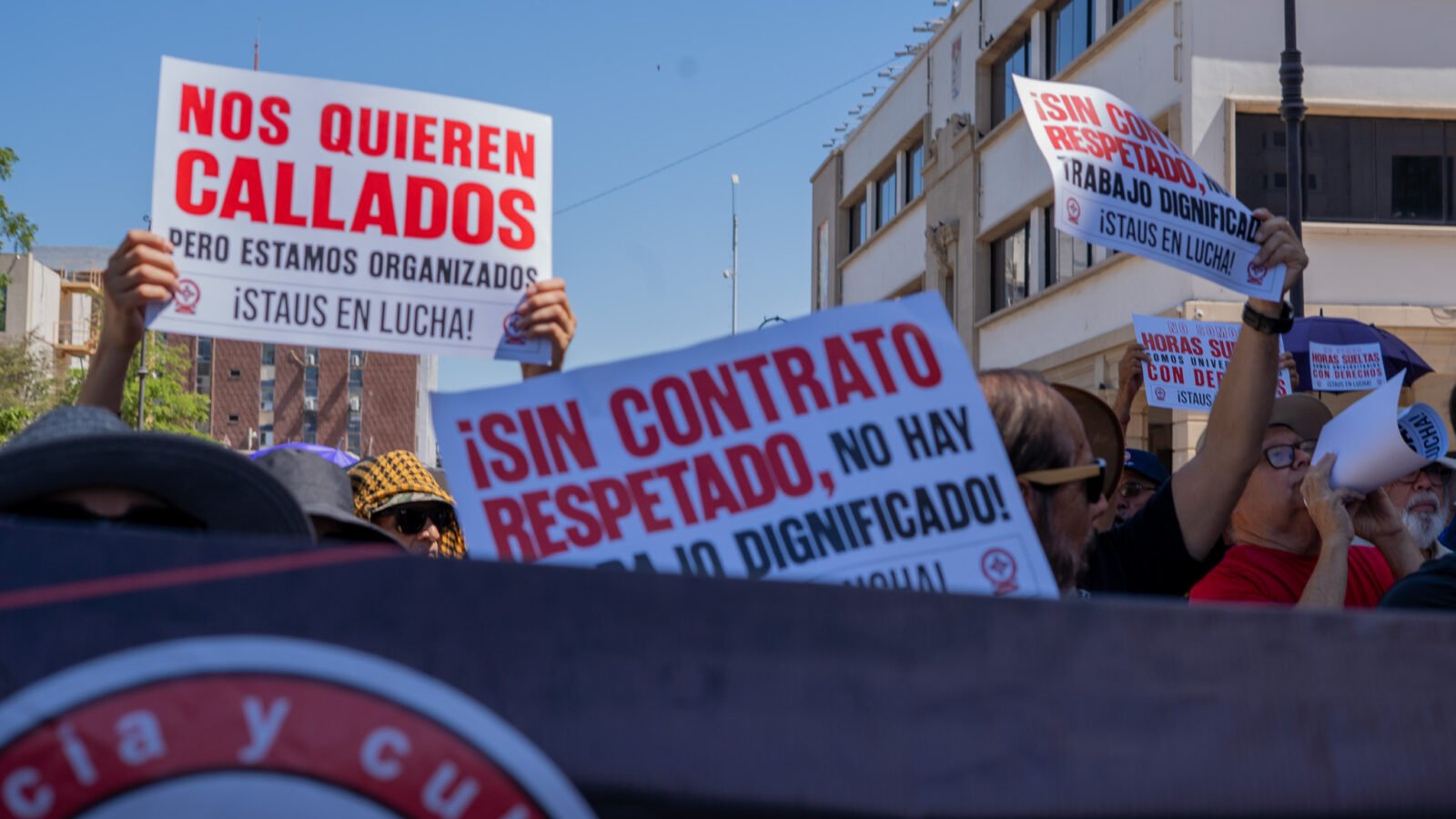 Docentes integrantes del STAUS durante su movilización por la calle Rosales en Hermosillo.