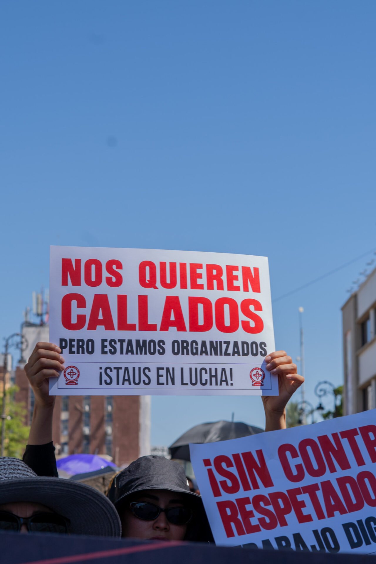 Docentes integrantes del STAUS durante su movilización por la calle Rosales en Hermosillo.