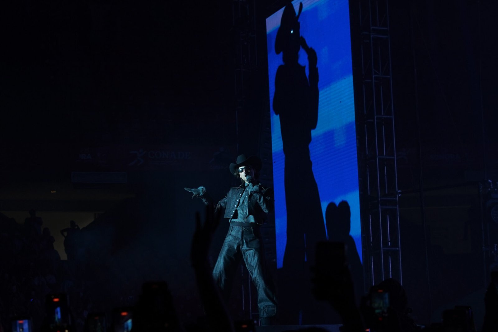 El cantante Humbe durante su presentación en el Centro de Usos Múltiples de Hermosillo.