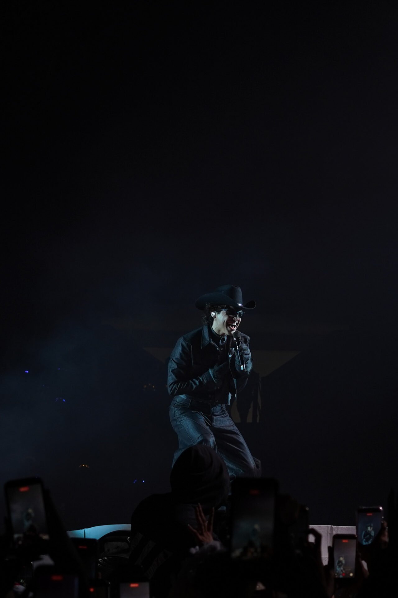El cantante Humbe durante su presentación en el Centro de Usos Múltiples de Hermosillo.