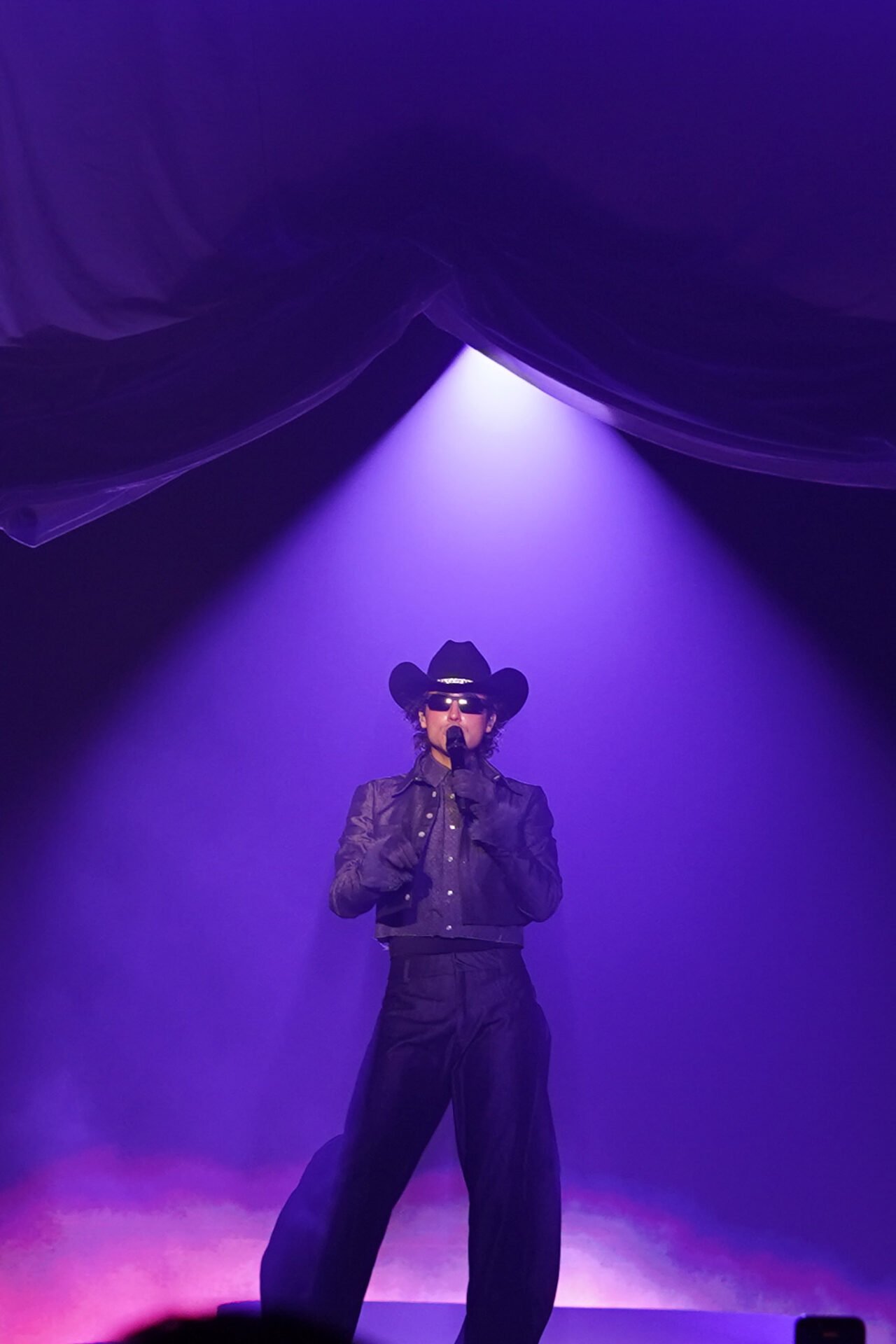 El cantante Humbe durante su presentación en el Centro de Usos Múltiples de Hermosillo.