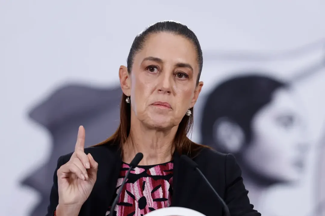 La presidenta Claudia Sheinbaum durante su conferencia matutina en Palacio Nacional descartando riesgos por el caso Sinaloa.