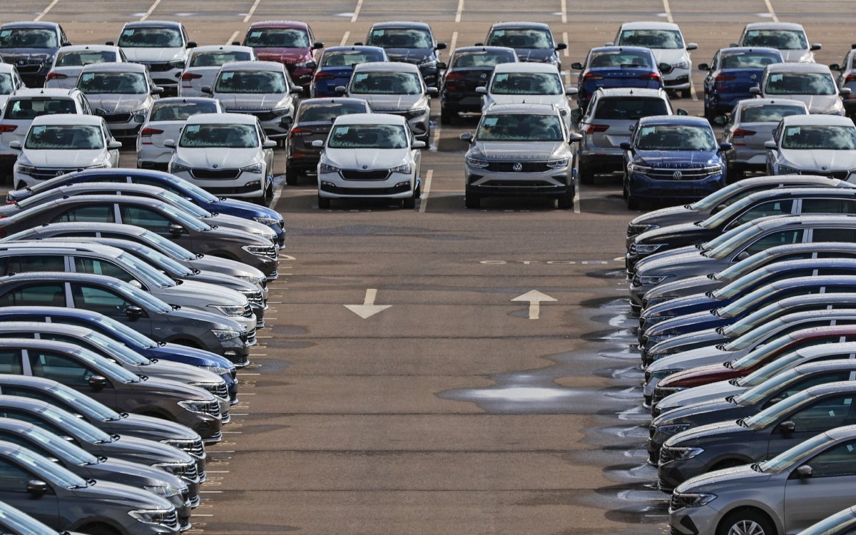 Lote de vehículos ensamblados listos para la exportación de autos de México.