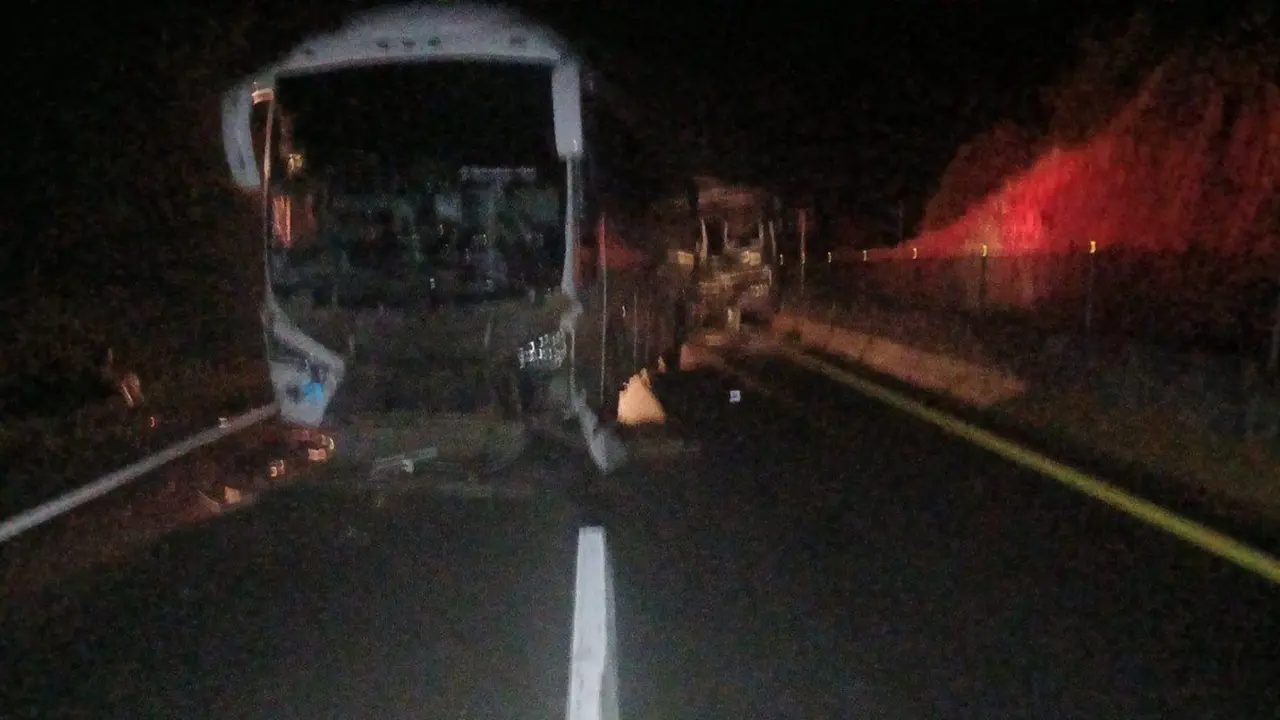 Cuerpos de rescate laboran en la madrugada tras el aparatoso accidente en el entronque a Tequila.