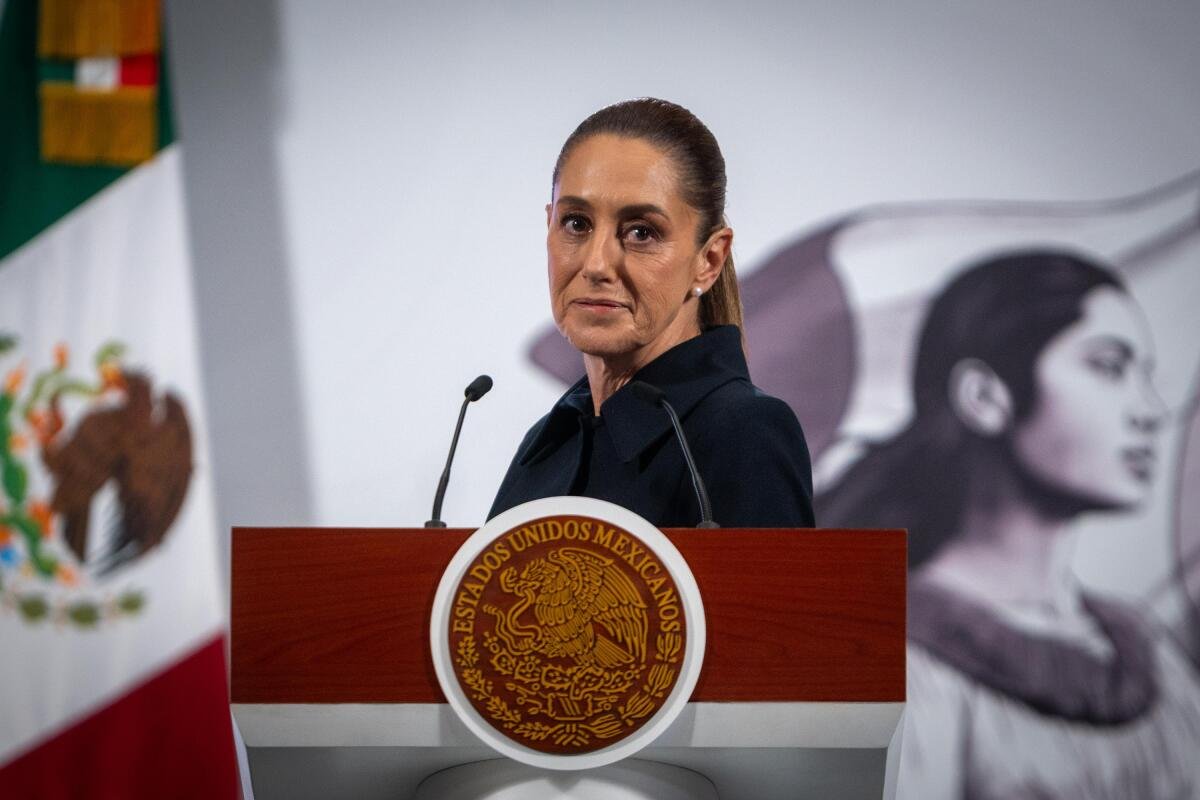 La presidenta Claudia Sheinbaum Pardo durante su conferencia matutina en Palacio Nacional abordando la relación con Estados Unidos.