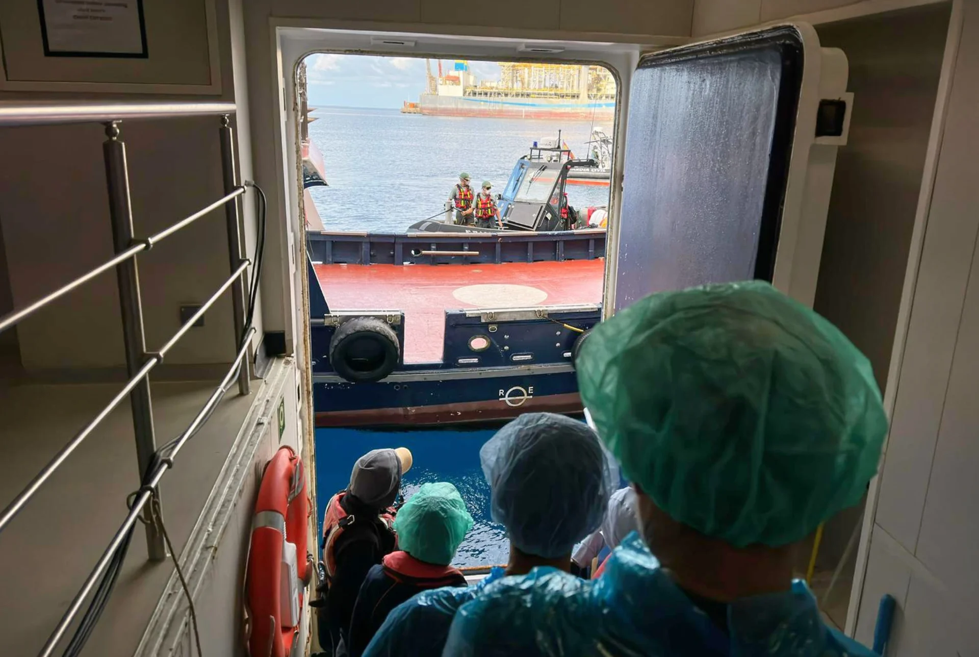 Operativo médico y de seguridad durante la evacuación de los pasajeros del buque MV Hondius en Tenerife.