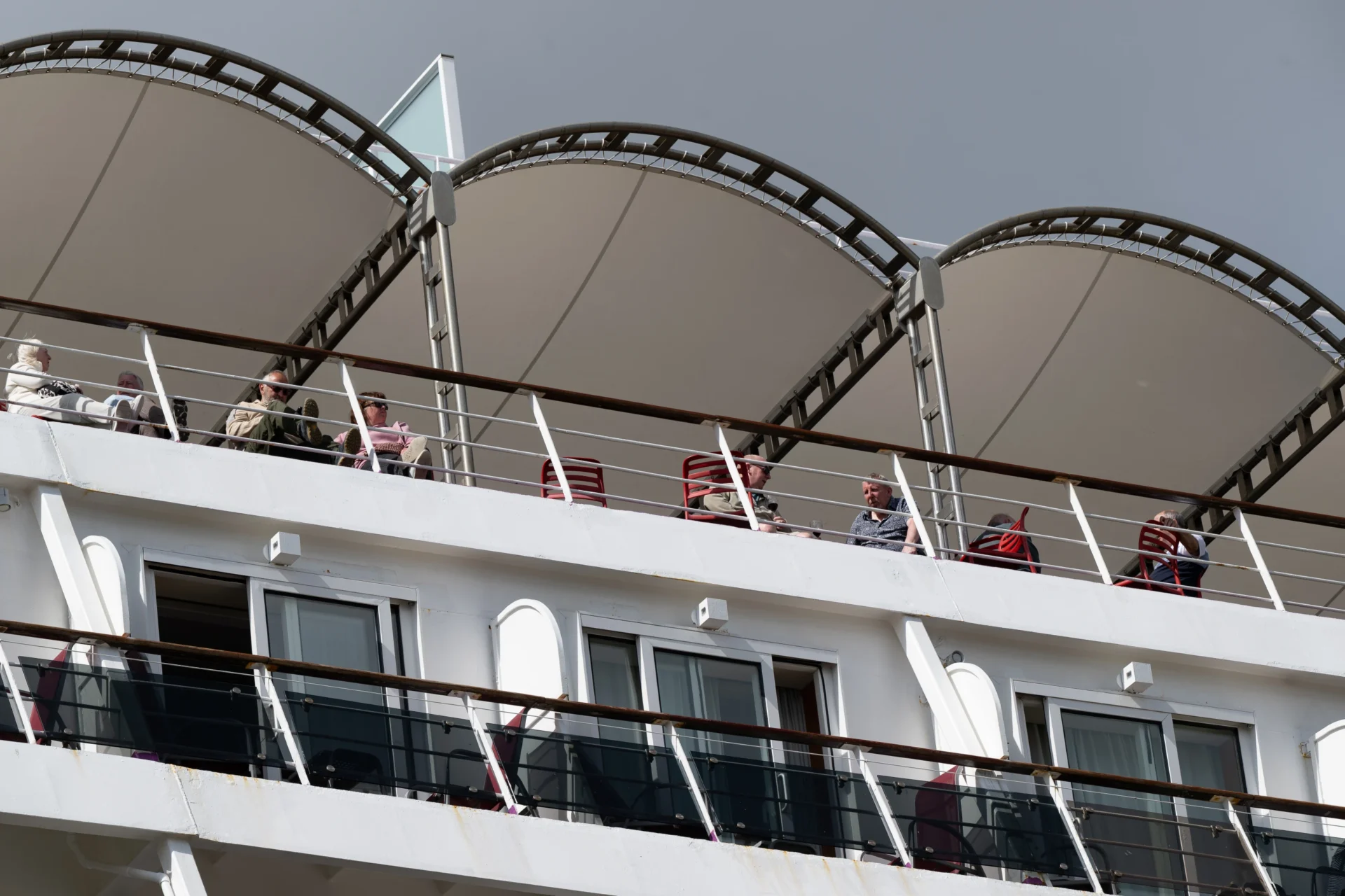 El buque británico Ambition anclado en el puerto de Burdeos tras confirmarse un brote a bordo.