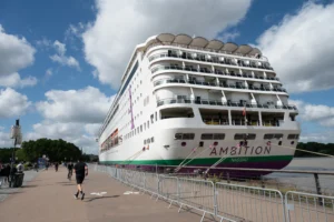 El buque británico Ambition anclado en el puerto de Burdeos tras confirmarse un brote a bordo.