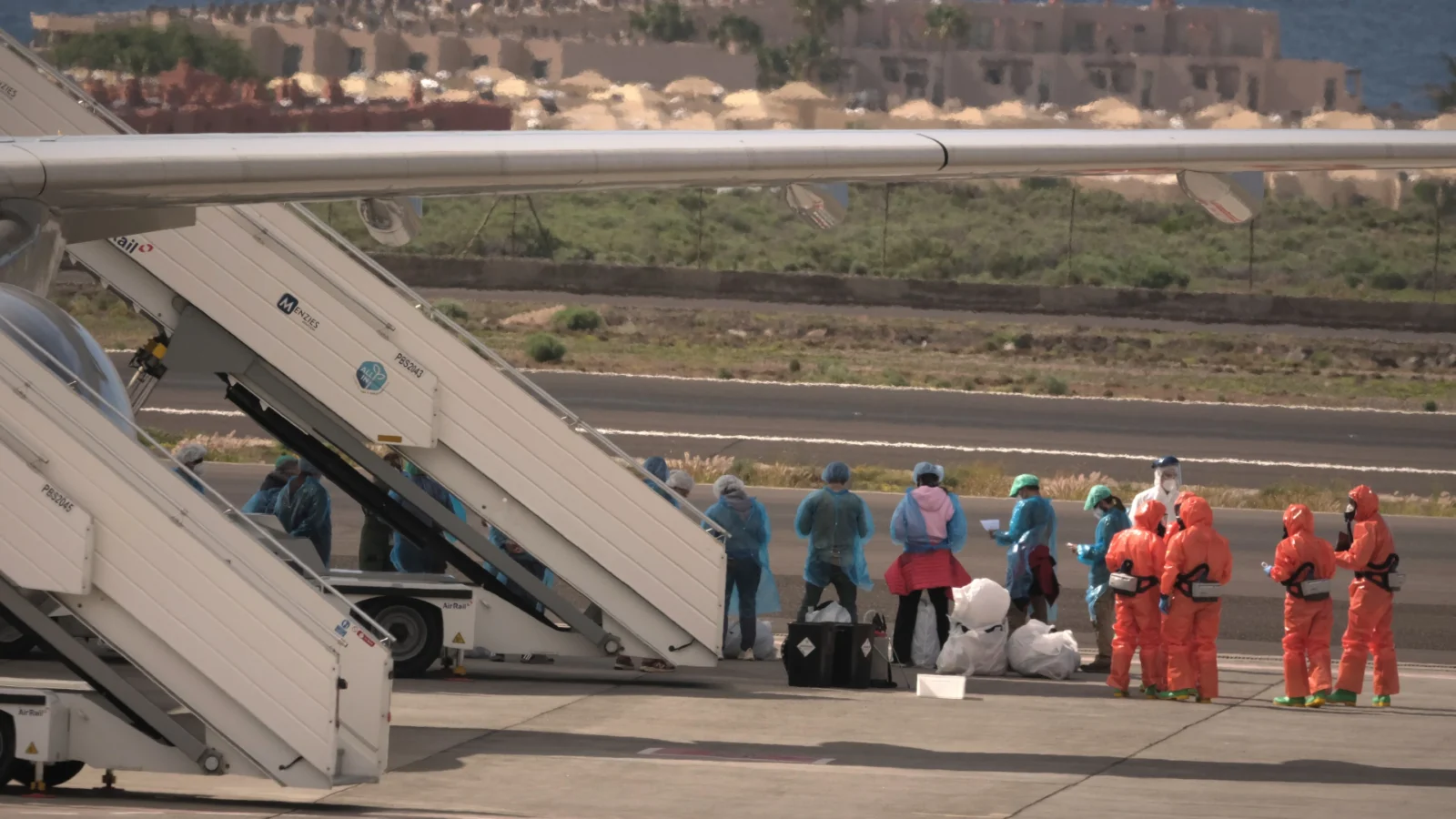 Operativo médico y de seguridad durante la evacuación de los pasajeros del buque MV Hondius en Tenerife.