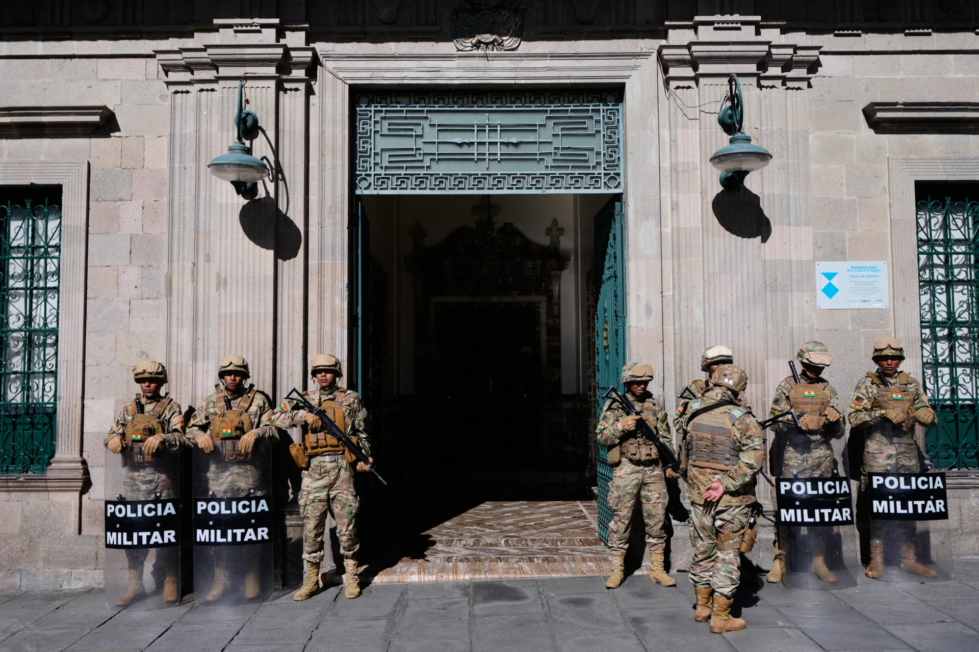 Operativo de seguridad con presencia de militares en las calles de Bolivia.
