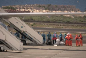 Operativo médico y de seguridad durante la evacuación de los pasajeros del buque MV Hondius en Tenerife.