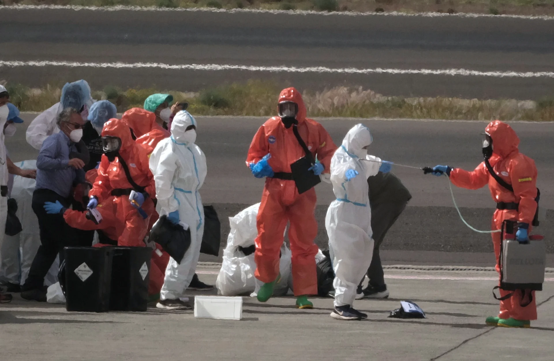 Operativo médico con trajes de protección integral para trasladar a los viajeros del buque MV Hondius.