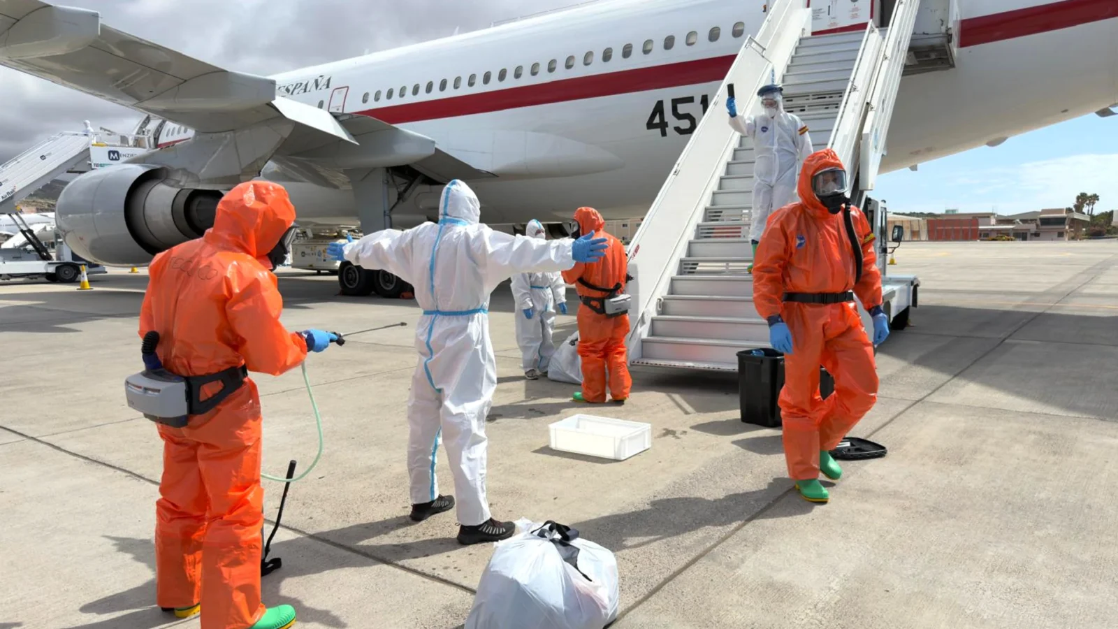 Operativo médico con trajes de protección integral para trasladar a los viajeros del buque MV Hondius.