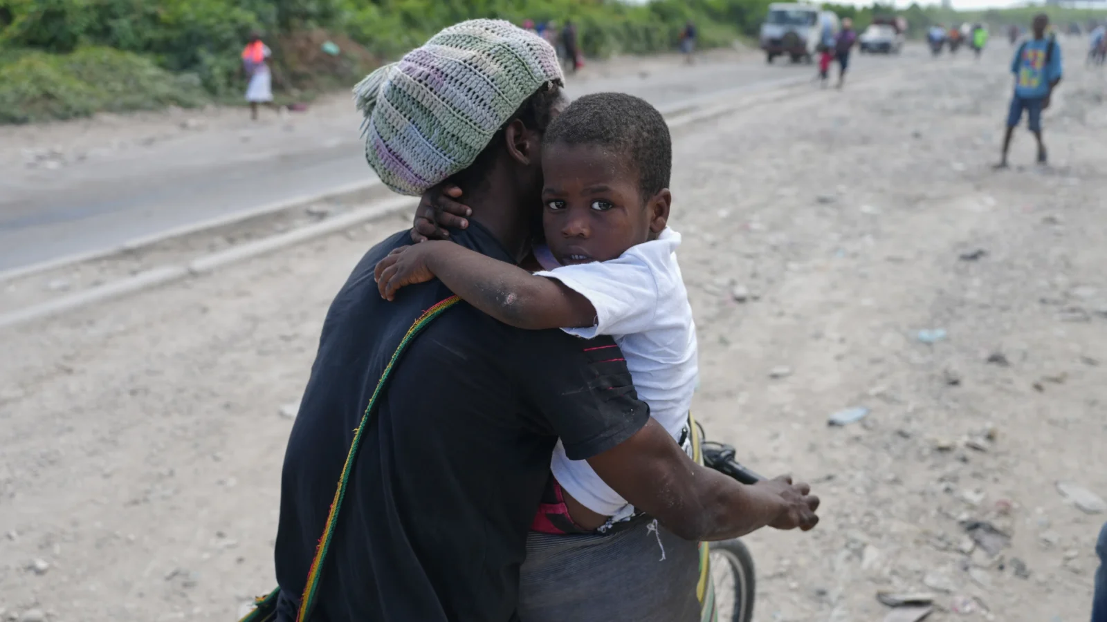 Personas desplazadas buscando refugio en las calles de Puerto Príncipe tras los enfrentamientos armados.