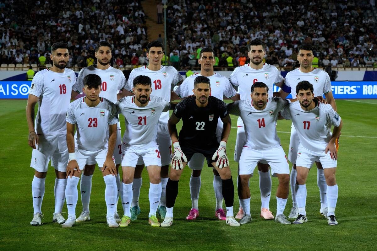 Jugadores de la selección de fútbol de Irán durante un partido internacional.
