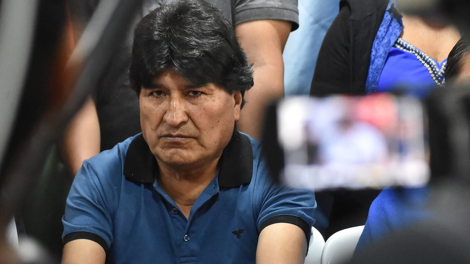 El expresidente de Bolivia, Evo Morales, enfrenta una orden de captura tras ser declarado en desacato por las autoridades judiciales.