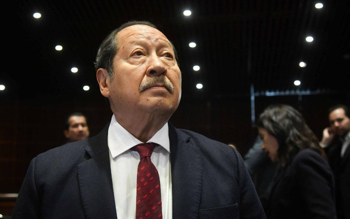 El diputado federal Leonel Godoy Rangel tras su comparecencia en la Fiscalía General del Estado de Michoacán.