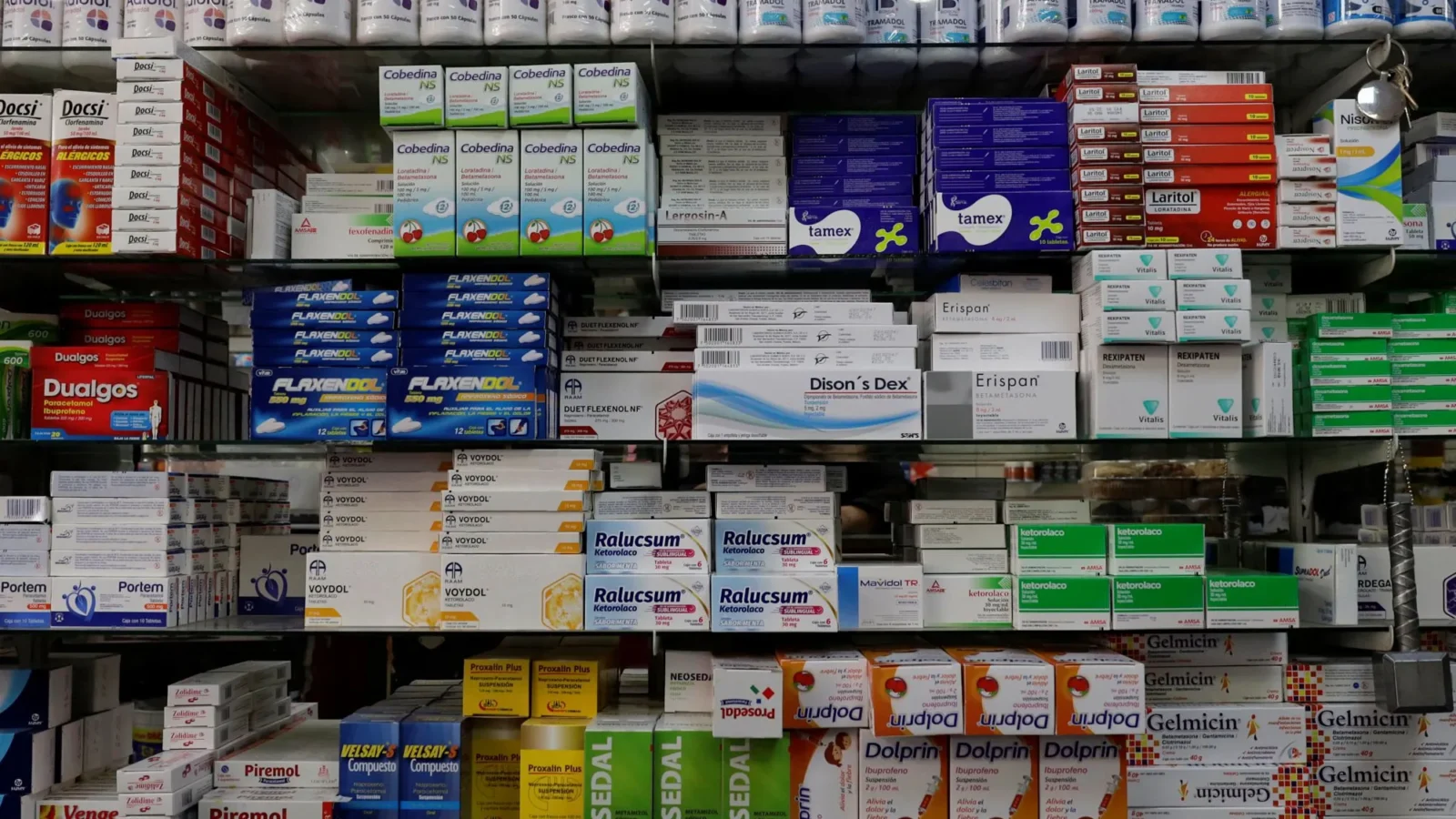 Claudia Sheinbaum junto a directivos de la industria farmacéutica durante el anuncio de inversión.
