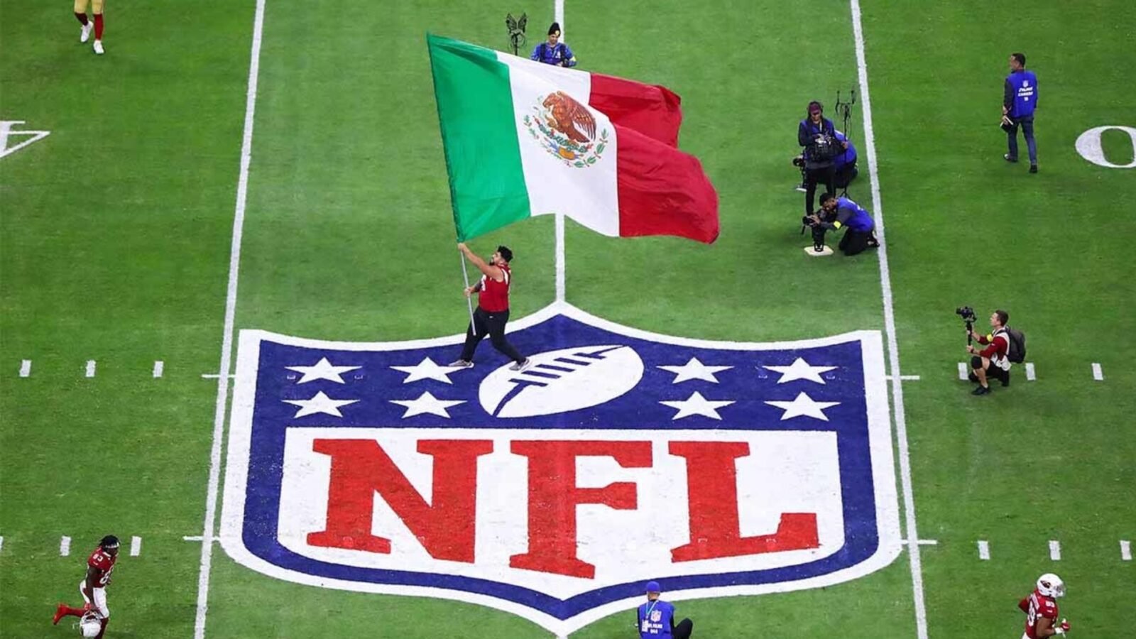 Vista del Estadio Azteca acondicionado para un partido oficial de la NFL en la Ciudad de México.